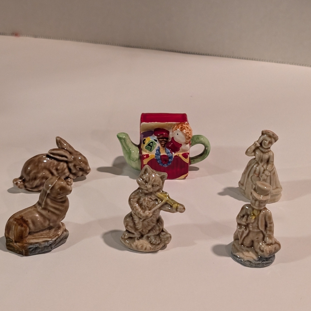 6 Vintage Wade Red Rose Tea Ceramic Animal Figurine.
